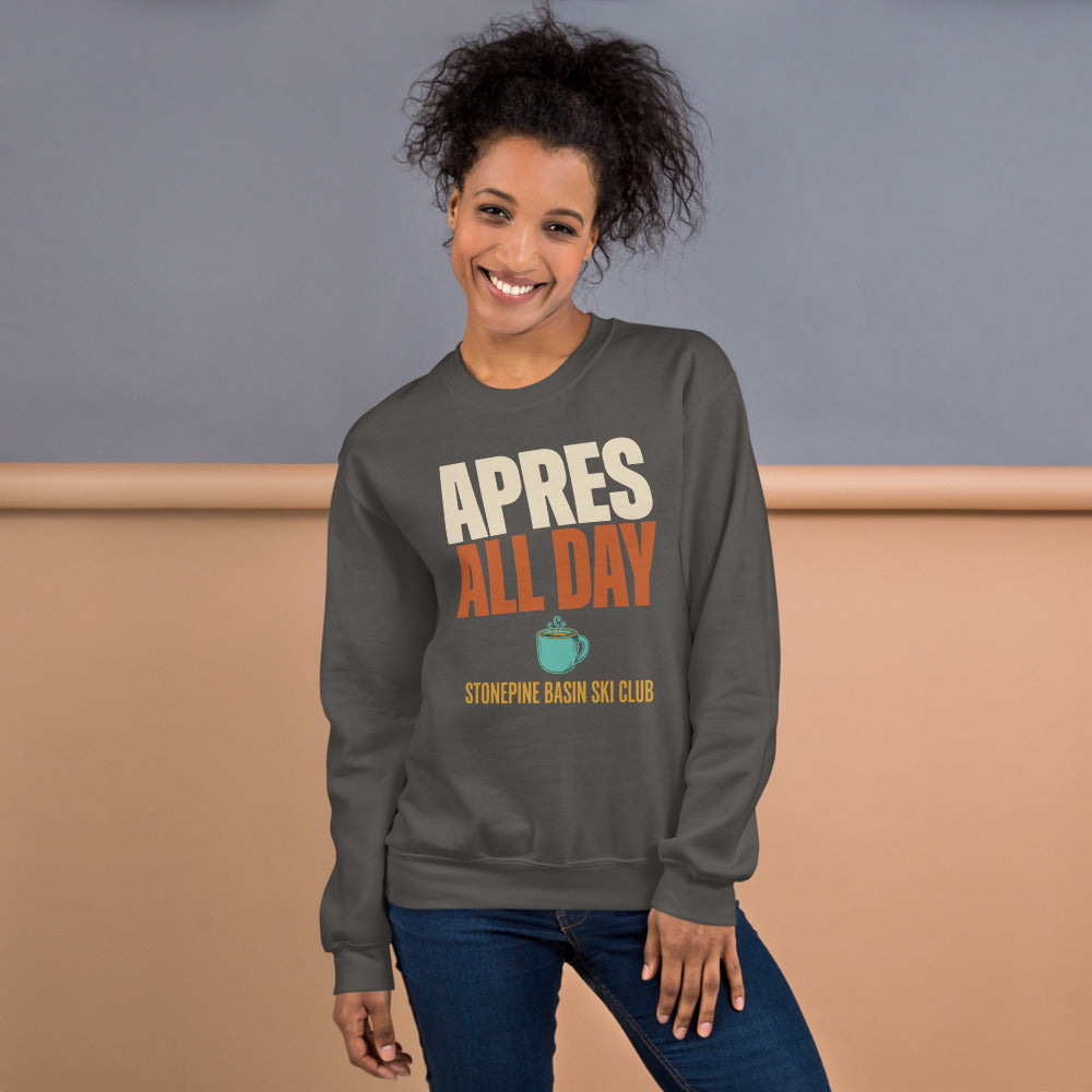 Après All Day Stonepine Basin Ski Club retro apres-ski crewneck sweatshirt — Charcoal, on model