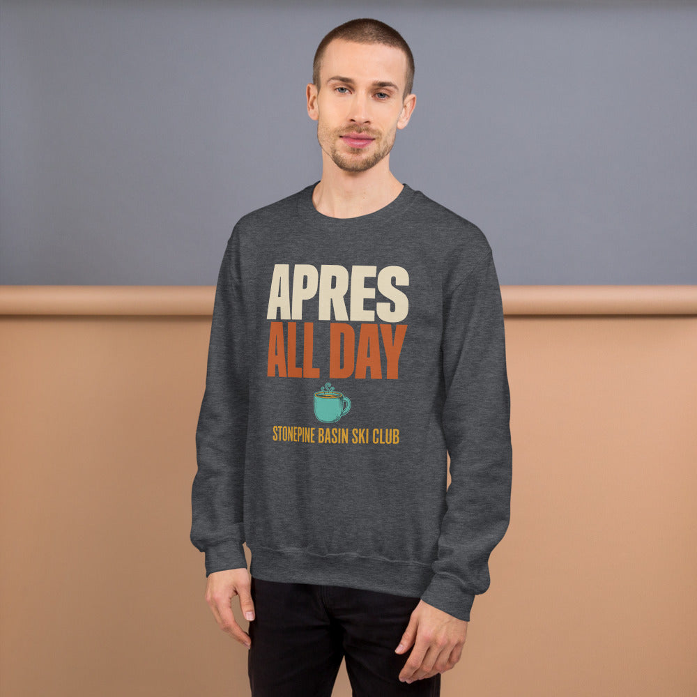 Après All Day Stonepine Basin Ski Club retro apres-ski crewneck sweatshirt — Dark Heather, on model