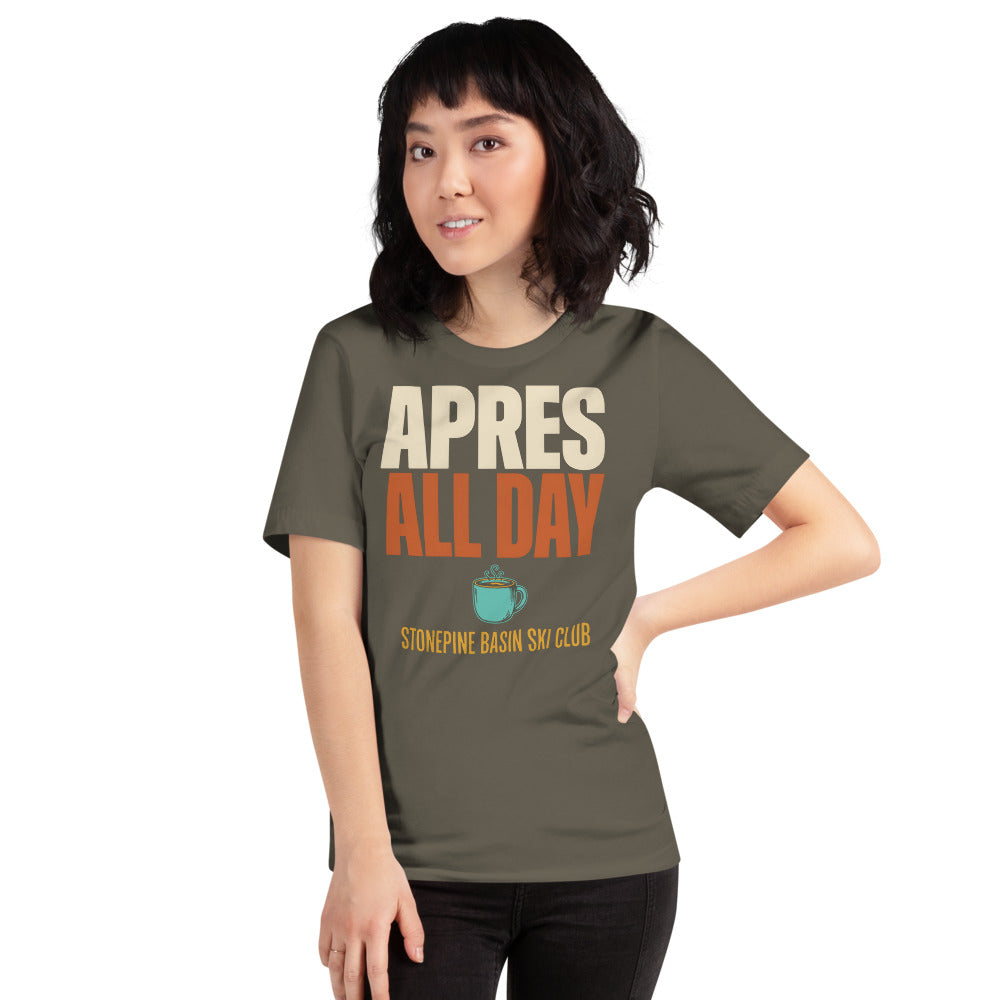 Après All Day Stonepine Basin Ski Club retro apres-ski t-shirt — Army, on model