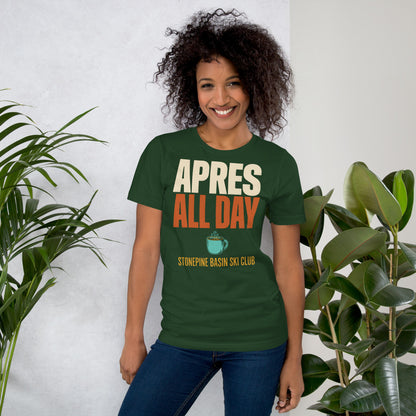 Après All Day Stonepine Basin Ski Club retro apres-ski t-shirt — Forest, on model