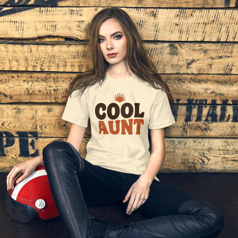 Cool Aunt retro groovy aunt tee — Natural, on model