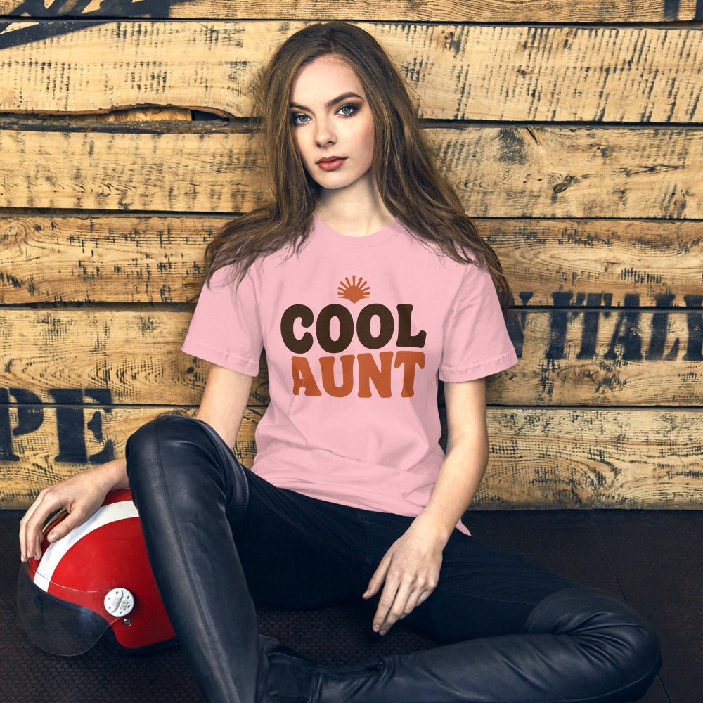 Cool Aunt retro groovy aunt tee — Pink, on model