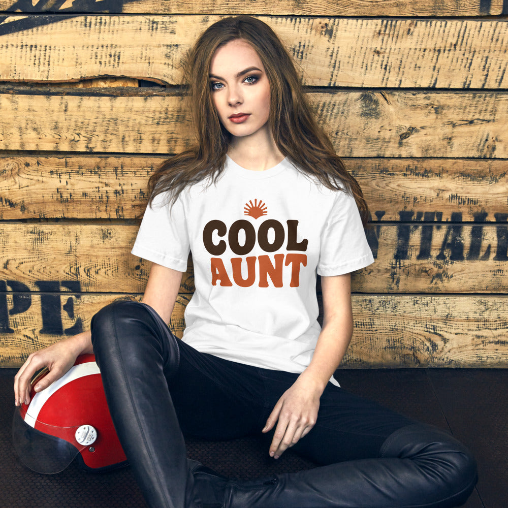 Cool Aunt retro groovy aunt tee — White, on model